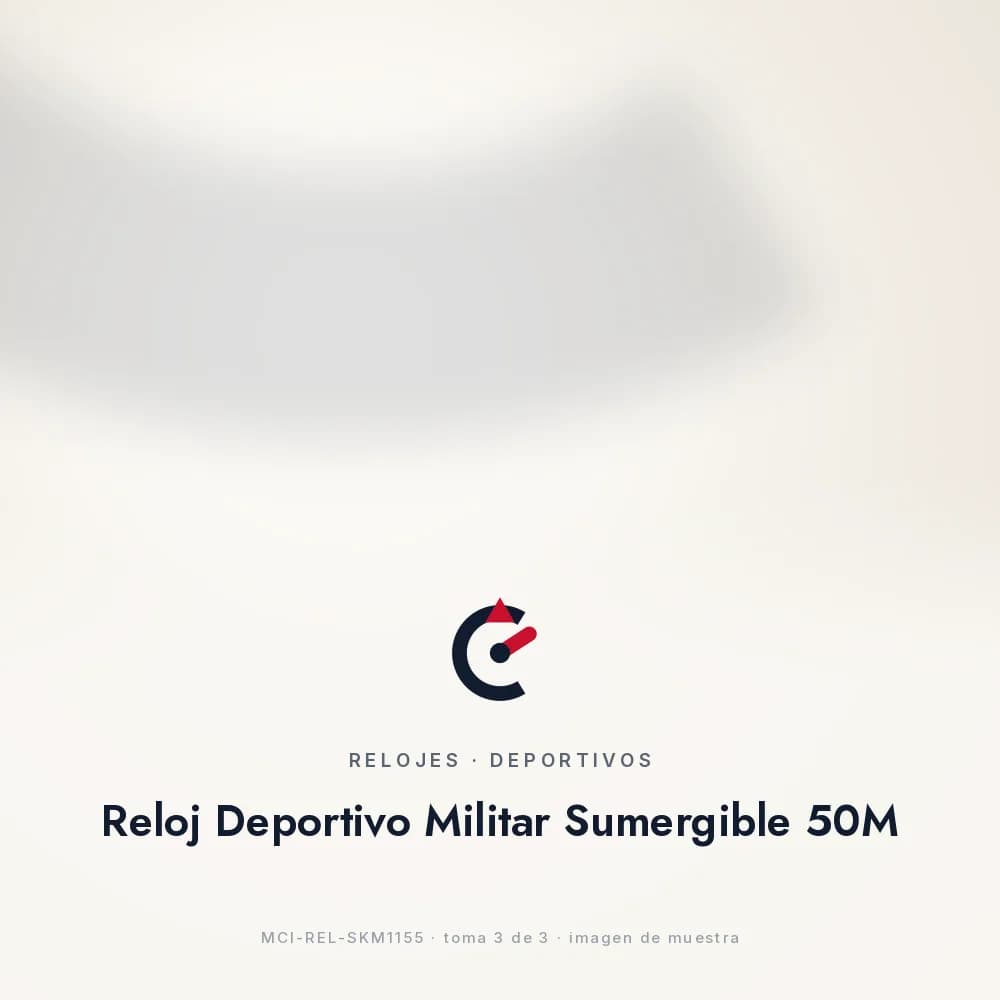 Reloj Deportivo Militar Sumergible 50M, en muñeca sobre el manubrio de una moto